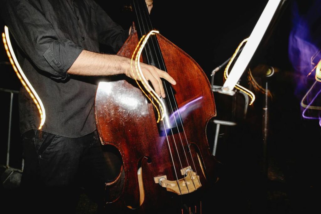 Tingkatkan Suara Anda dengan Perekaman Double Bass Jarak Jauh Profesional – Produksi Musik Chaka